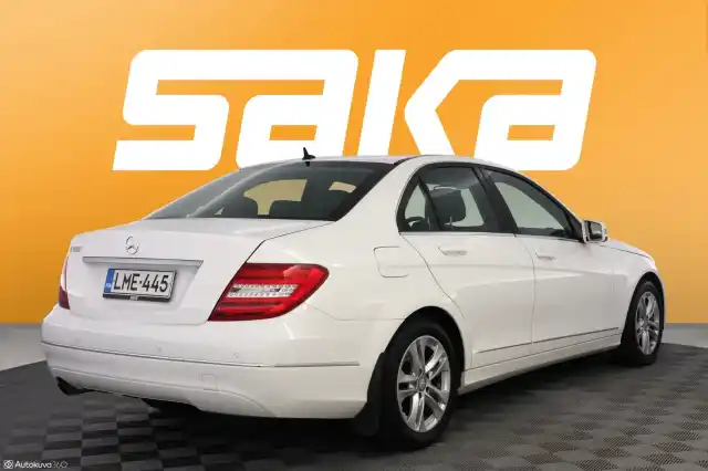 Valkoinen Sedan, Mercedes-Benz C – LME-445