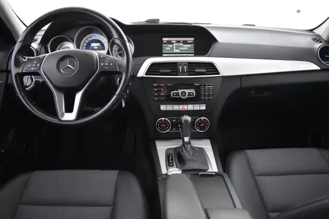 Valkoinen Sedan, Mercedes-Benz C – LME-445