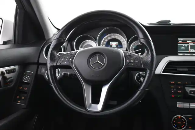 Valkoinen Sedan, Mercedes-Benz C – LME-445