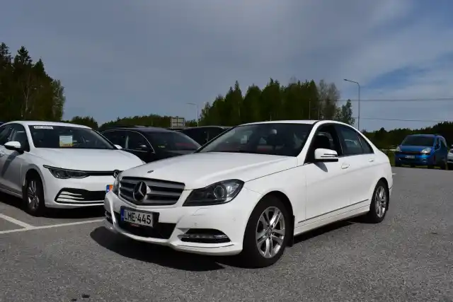 Valkoinen Sedan, Mercedes-Benz C – LME-445