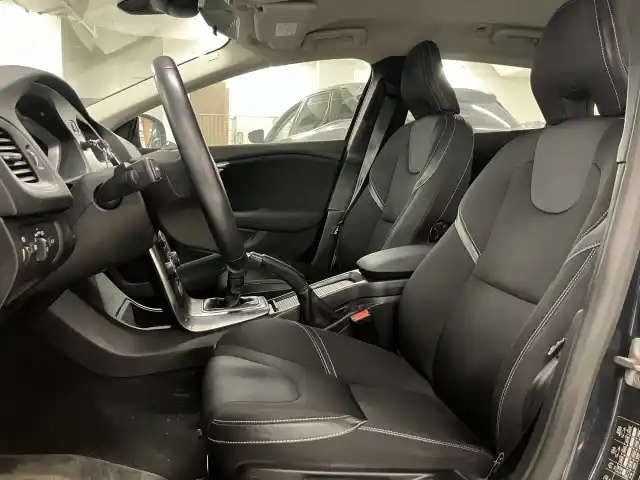 Sininen Viistoperä, Volvo V40 – LMJ-785