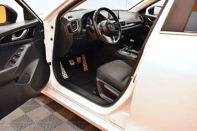Valkoinen Viistoperä, Mazda 3 – LMK-169