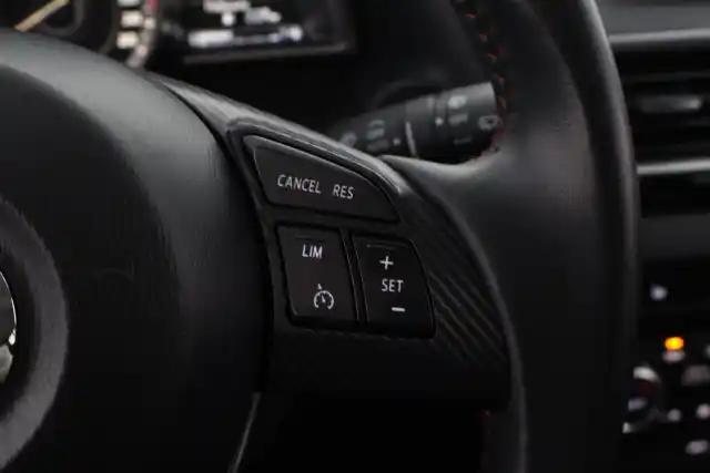 Punainen Viistoperä, Mazda 3 – LMK-184