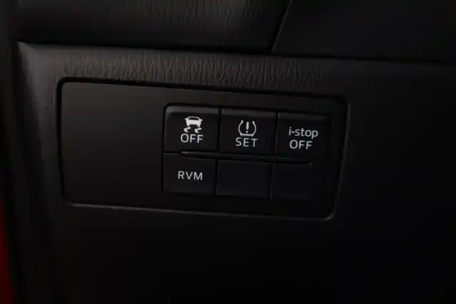 Punainen Viistoperä, Mazda 3 – LMK-184