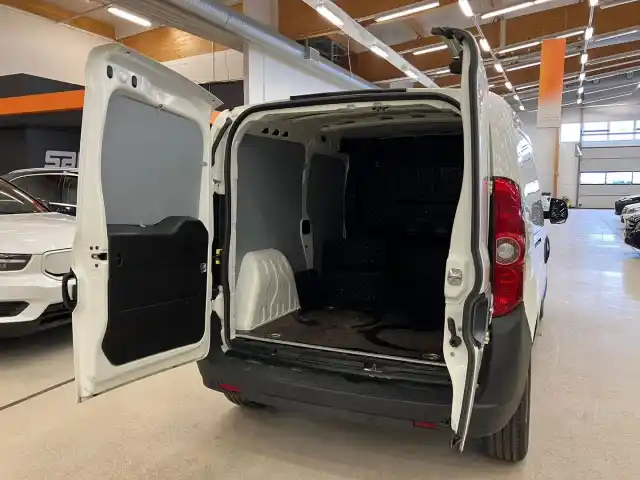 Valkoinen Pakettiauto, Opel Combo – LMM-108