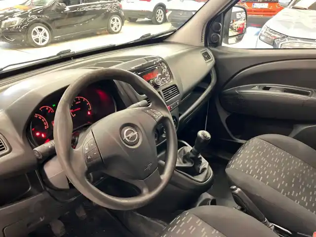 Valkoinen Pakettiauto, Opel Combo – LMM-108