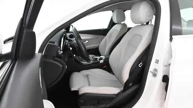 Valkoinen Sedan, Mercedes-Benz C – LMM-312