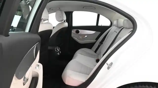 Valkoinen Sedan, Mercedes-Benz C – LMM-312