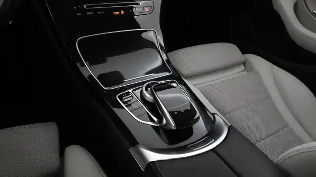 Valkoinen Sedan, Mercedes-Benz C – LMM-312