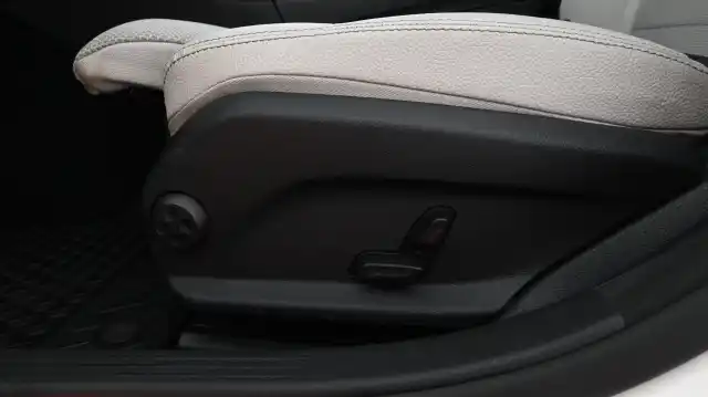 Valkoinen Sedan, Mercedes-Benz C – LMM-312