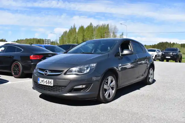 Harmaa Viistoperä, Opel Astra – LMS-686