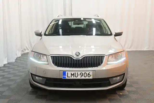 Beige Farmari, Skoda Octavia – LMU-906