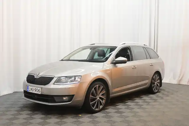 Beige Farmari, Skoda Octavia – LMU-906