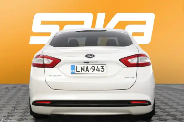 Valkoinen Sedan, Ford Mondeo – LNA-943