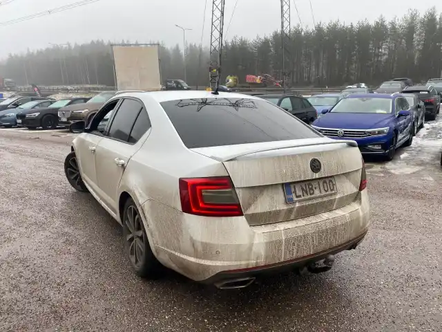 Valkoinen Viistoperä, Skoda Octavia – LNB-100