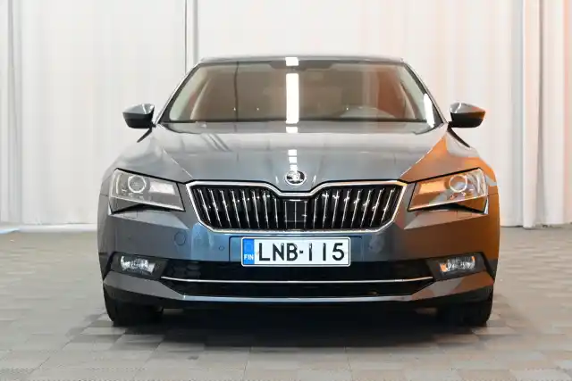 Harmaa Sedan, Skoda Superb – LNB-115