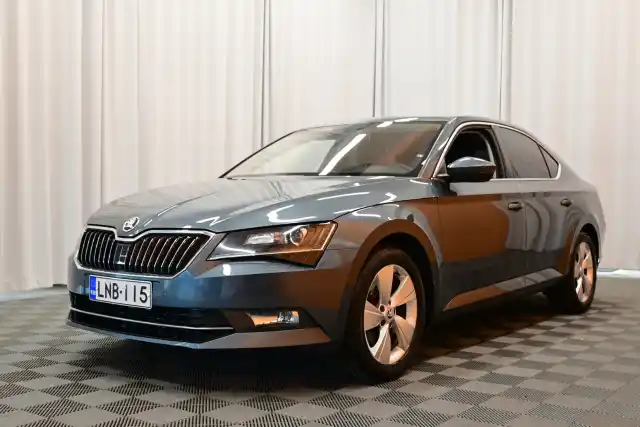 Harmaa Sedan, Skoda Superb – LNB-115