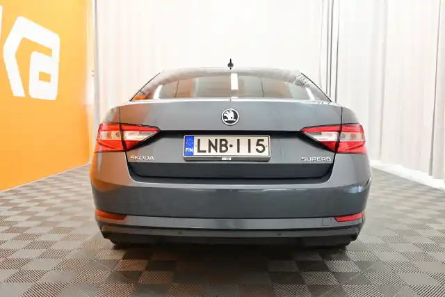 Harmaa Sedan, Skoda Superb – LNB-115