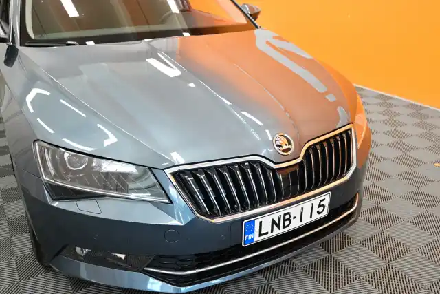 Harmaa Sedan, Skoda Superb – LNB-115