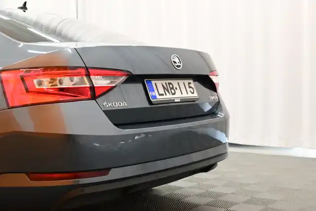 Harmaa Sedan, Skoda Superb – LNB-115