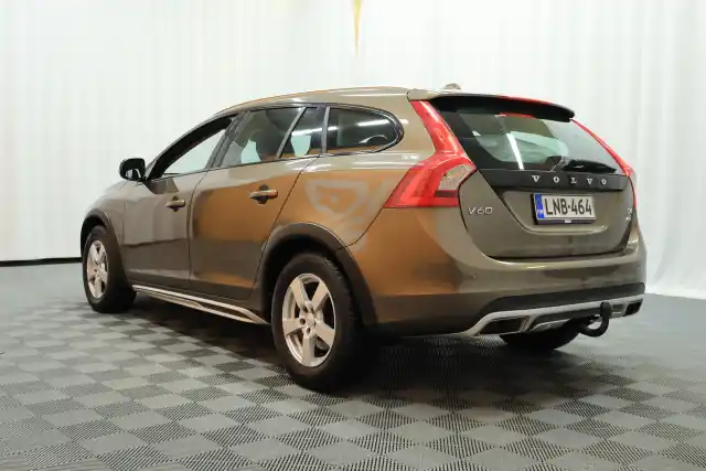 Ruskea Farmari, Volvo V60 Cross Country – LNB-464