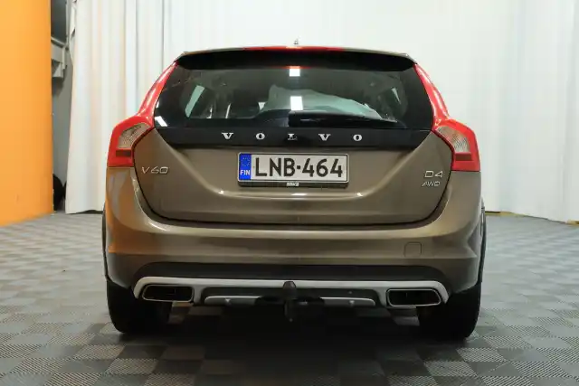 Ruskea Farmari, Volvo V60 Cross Country – LNB-464