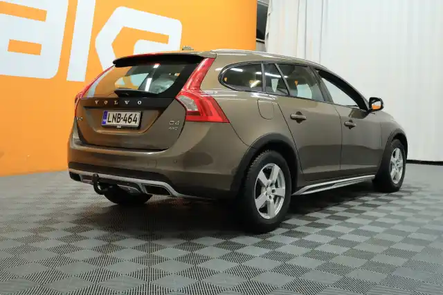 Ruskea Farmari, Volvo V60 Cross Country – LNB-464