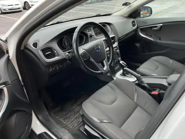 Valkoinen Viistoperä, Volvo V40 Cross Country – LNB-478