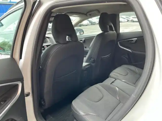 Valkoinen Viistoperä, Volvo V40 Cross Country – LNB-478