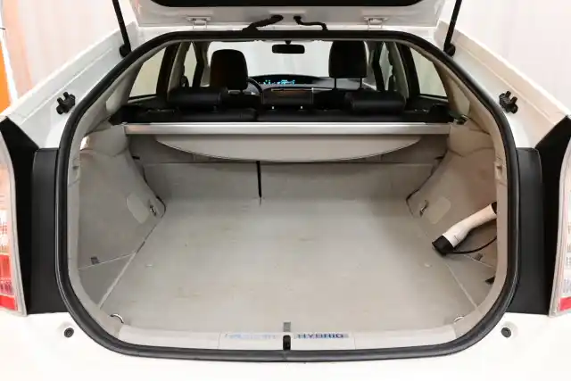 Valkoinen Viistoperä, Toyota Prius PHEV – LNB-483