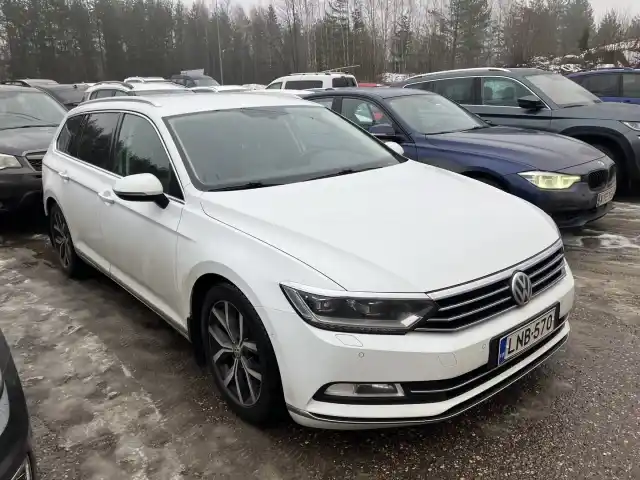 Valkoinen Farmari, Volkswagen Passat – LNB-570