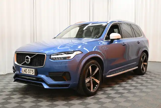 Sininen Maastoauto, Volvo XC90 – LNE-373