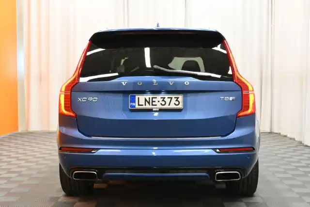 Sininen Maastoauto, Volvo XC90 – LNE-373