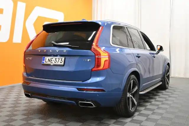 Sininen Maastoauto, Volvo XC90 – LNE-373