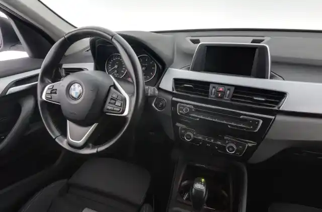 Valkoinen Maastoauto, BMW X1 – LNE-599