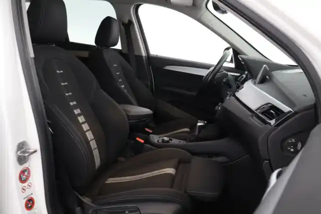 Valkoinen Maastoauto, BMW X1 – LNE-599