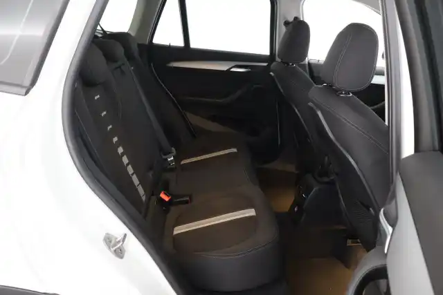 Valkoinen Maastoauto, BMW X1 – LNE-599