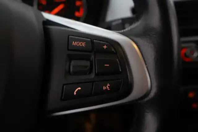 Valkoinen Maastoauto, BMW X1 – LNE-599