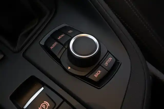 Valkoinen Maastoauto, BMW X1 – LNE-599