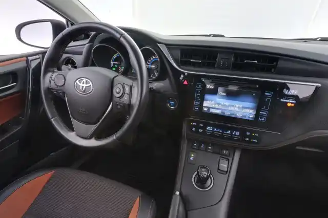 Valkoinen Farmari, Toyota Auris – LNH-236