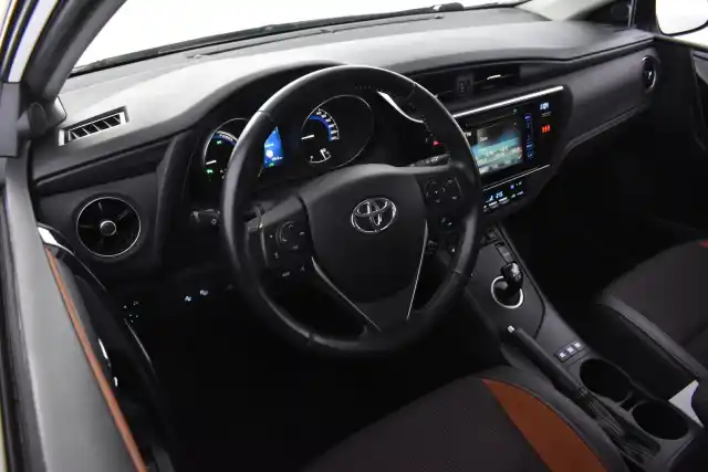 Valkoinen Farmari, Toyota Auris – LNH-236