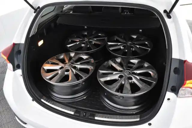Valkoinen Farmari, Toyota Auris – LNH-236