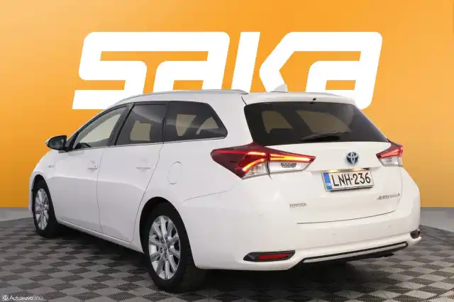 Valkoinen Farmari, Toyota Auris – LNH-236