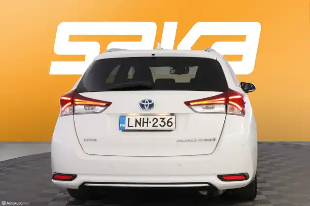 Valkoinen Farmari, Toyota Auris – LNH-236