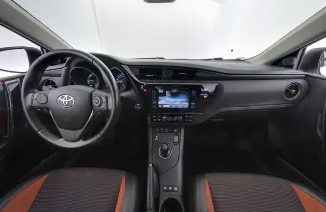 Valkoinen Farmari, Toyota Auris – LNH-236