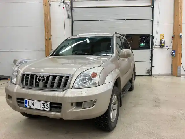 Ruskea (beige) Maastoauto, Toyota Land Cruiser – LNI-133