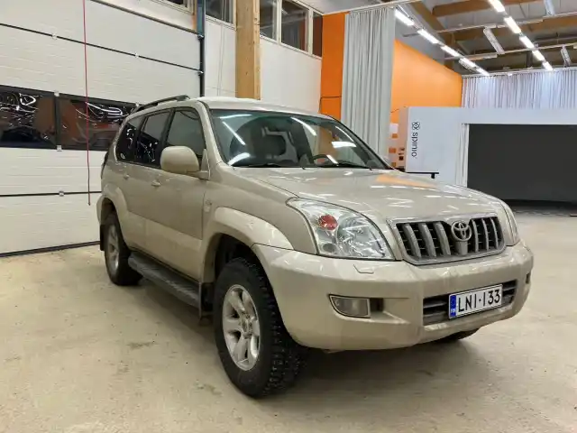 Ruskea (beige) Maastoauto, Toyota Land Cruiser – LNI-133