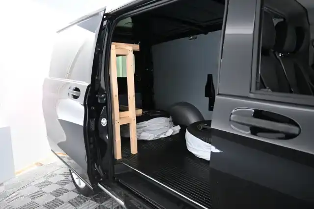 Musta Pakettiauto, Mercedes-Benz Vito – LNJ-377