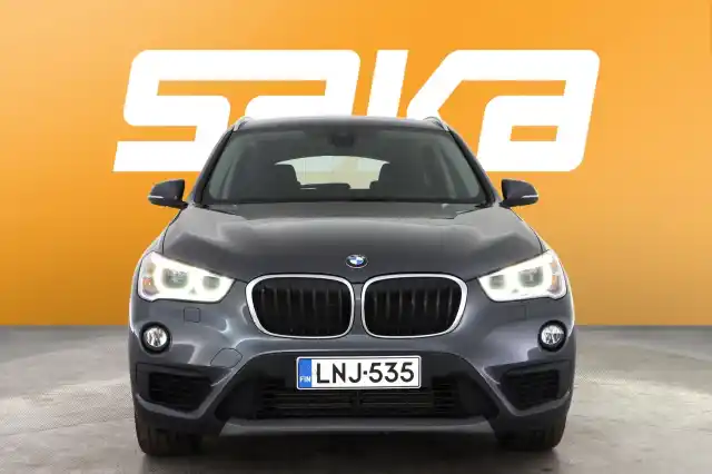 Harmaa Maastoauto, BMW X1 – LNJ-535