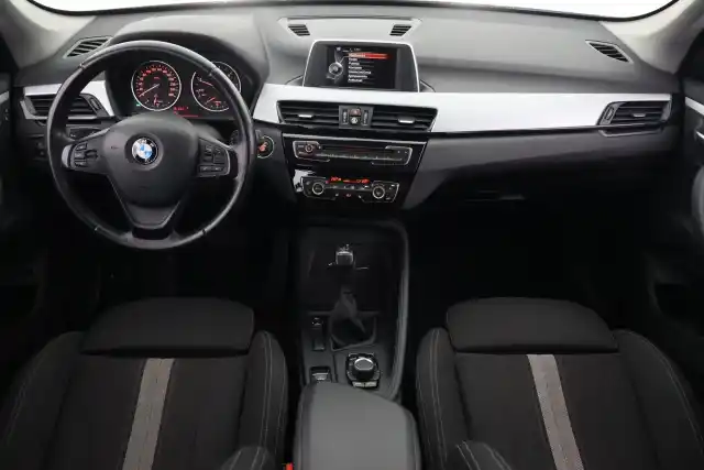 Harmaa Maastoauto, BMW X1 – LNJ-535